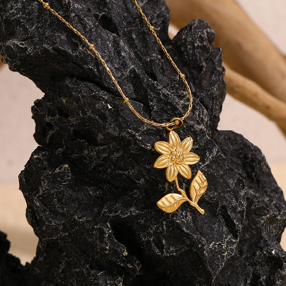 Gold Flower Pendant Necklace – Dainty Floral Charm for Women