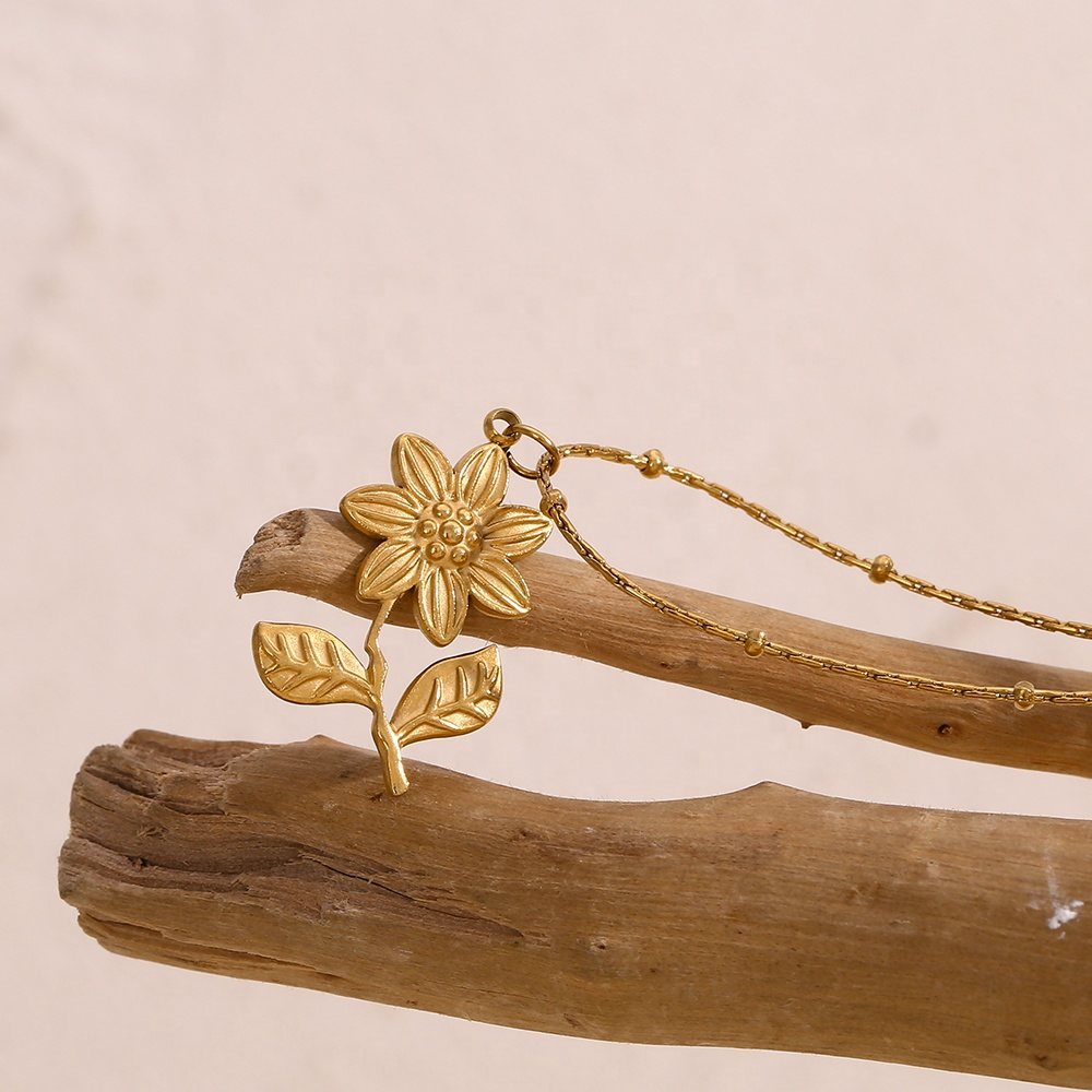 Gold Flower Pendant Necklace – Dainty Floral Charm for Women