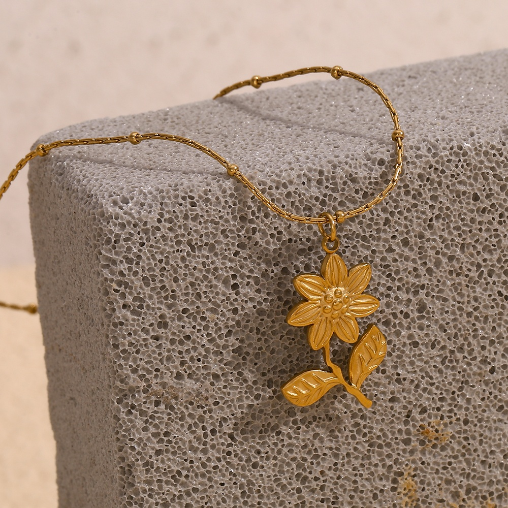 Gold Flower Pendant Necklace – Dainty Floral Charm for Women