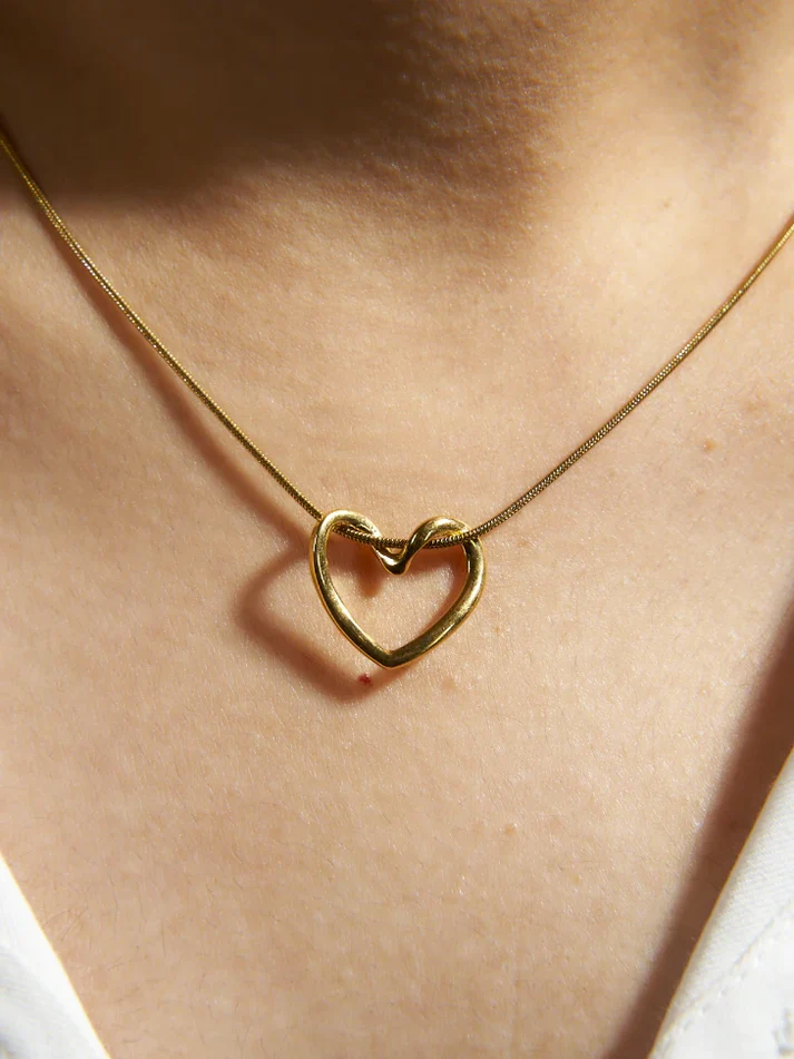 Gold Hollow Heart Necklace – Dainty Open Heart Frame Pendant for Women