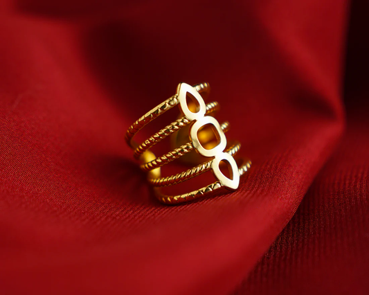 Bloom Lines Ring – Stylish Gold-Tone Fashion Ring with Floral Accents