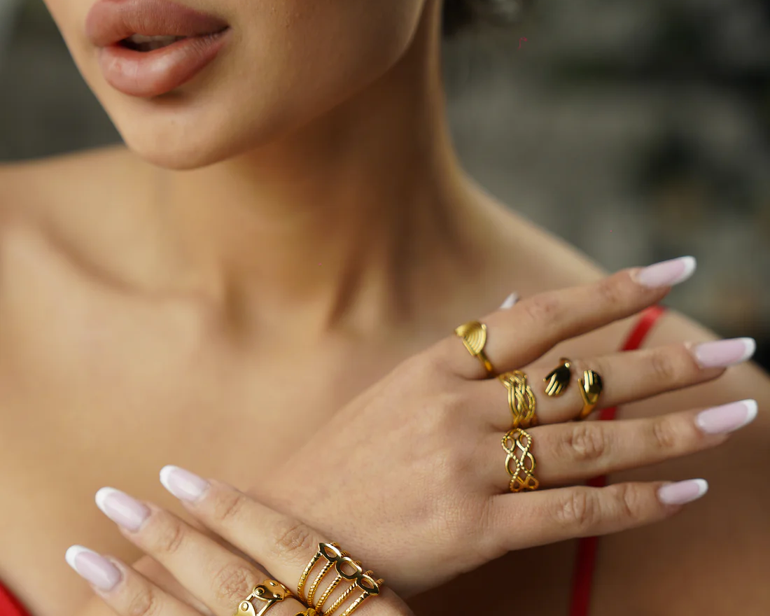 Bloom Lines Ring – Stylish Gold-Tone Fashion Ring with Floral Accents