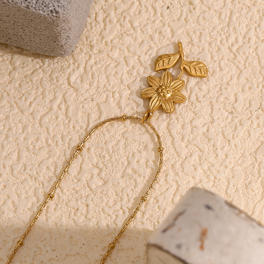 Gold Flower Pendant Necklace – Dainty Floral Charm for Women